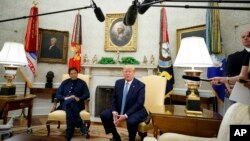 حکومت د ميډيا عدالتونو د جوړولو دا وړانديز پداسې حال کې کړی چې وزير اعظم عمران خان د امریکې د دورې په مهال په پاکستان کې په مطبوعاتو د بندیزونو تاېر رد کړی. هغه وویل په پاکستان کې ميډيا د ضرورت نه زياته ازادي لري اوپکار ده چې د څارنې د لارې پرې قابو وموندل شي