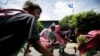 Niños nicaraguenses disfrazados juegan en la calle antes de las festividades en honor del santo patrón de la nación Santo Domingo de Guzmán. Managua, 1 de agosto de 2018.