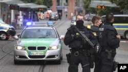 Policajci na mestu napada u Vircburgu u Nemačkoj (Foto: AP/Karl-Josef Hildenbrand/dpa)
