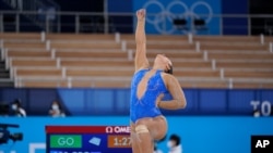 Luciana Alvarado, de Costa Rica, realiza ejercicio en el piso durante las calificaciones de gimnasia artística femenina en los Juegos Olímpicos de Verano 2020, el domingo 25 de julio de 2021 en Tokio. 