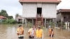 លោក គន់​ គីម​ (កណ្តាល) ជាអនុប្រធាន​ទី១​ គណៈកម្មាធិការ​ជាតិ​គ្រប់គ្រង​គ្រោះ​មហន្តរាយ បាន​ចុះ​ទៅ​ពិនិត្យ​មើល​ទួលសុវត្ថិភាព​តាឃីន​ ស្ថិត​នៅក្នុង​ឃុំបុស្សលាវ​ ជាឃុំ​ដែល​ងាយរងគ្រោះ​ដោយទឹកជំនន់​នៅ​ស្រុកចិត្របូរី​ ខេត្ត​ក្រចេះ។ (Facebook/ភាតរភាពយុទ្ធជន) 