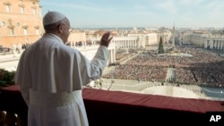 El papa ofrece su mensaje "Urbi et Orbi" desde el balcón central de la Plaza de San Pedro en el Vaticano.