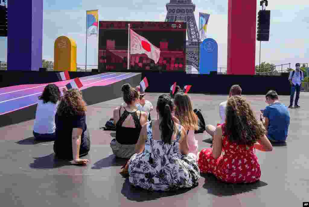 Muchos aficionados se vieron obligados a observar desde pantallas gigantes la ceremonia de inicio de los Juegos Ol&#237;mpicos en Tokio, Jap&#243;n.