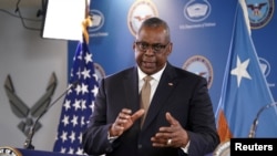 Sekretari i Mbrojtjes, Lloyd Austin duke folur në Pentagon