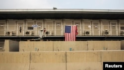 Una bandera estadounidense cuelga de una de las unidades dentro de la Base Aérea Bagram, Afganistán, donde murieron seis soldados estadounidenses.