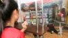 រូប​ឯកសារ៖ កូនស្រី​របស់​លោក​ កែម​ ឡី ទ្រហ៊ោ​យំ​នៅ​ខាង​ក្រៅ​ម៉ាត ​Caltex មួយ​កន្លែង​ដែលសាកសព​​ឪពុក​របស់ខ្លួន​​ដេក​ដួល​នៅខាងក្នុង។​ លោក កែម ឡី អ្នក​វិភាគ​នយោបាយ​ឯករាជ្យ​ត្រូវ​ខ្មាន់​កាំភ្លើង​បាញ់​សម្លាប់​នៅ​ថ្ងៃអាទិត្យ​ ទី​០៩ ខែ​កក្ដដា ឆ្នាំ​២០១៦ នៅ​ស្ថានីយ​ចាក់សាំង​មួយ​នៅរាជធានី​ភ្នំពេញ។​(ឡេង ឡែន/VOA) 