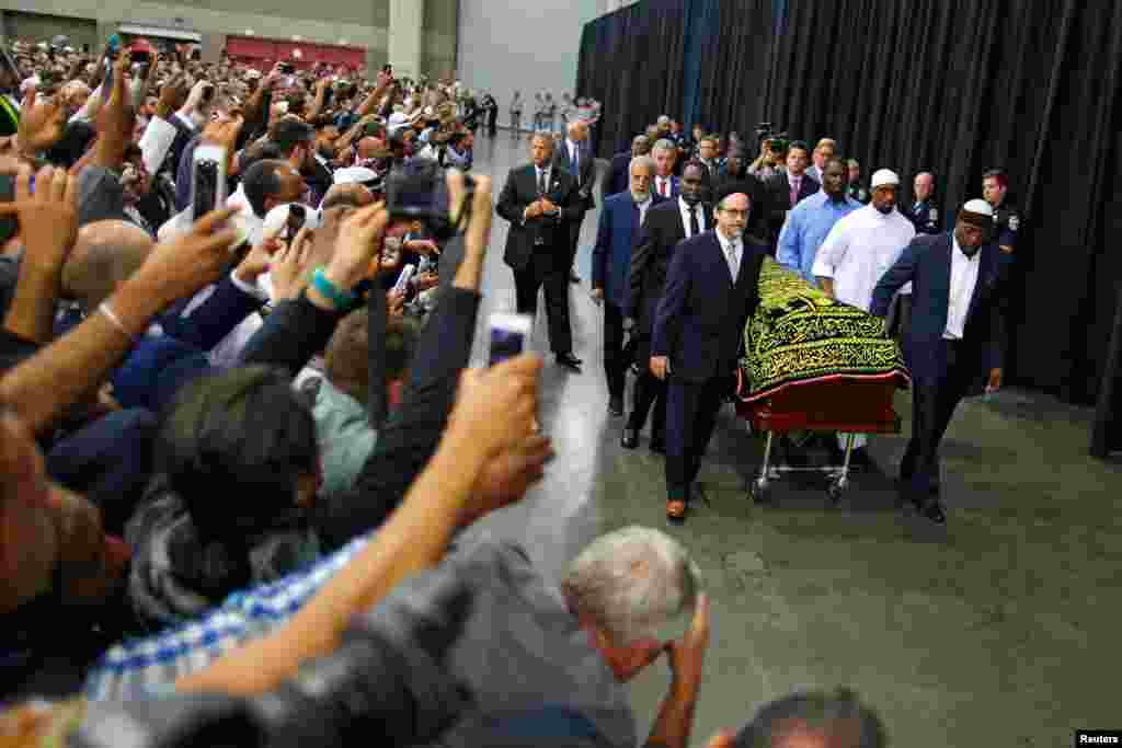 Jenazah Muhammad Ali dibawa ke ruangan Freedom Hall di Louisville, Kentucky, sebelum dilakukan shalat jenazah berjamaah, Kamis (9/6).