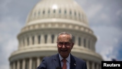 El líder de la minoría demócrata en el Senado, Chuck Shumer, conversa con los medios frente al Capitolio, el 20 de junio de 2019.