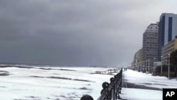 La nieve cubre la costa de Virginia Beach, el sábado 22 de enero de 2022 en Virginia Beach, Virginia, EE. UU.