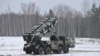 Una vista muestra un sistema de lanzamiento de cohetes durante los ejercicios militares "Allied Resolve" realizados por las fuerzas armadas de Rusia y Bielorrusia en el campo de entrenamiento Osipovichsky en la región de Mogilev, Bielorrusia, el 17 de febrero de 2022. 