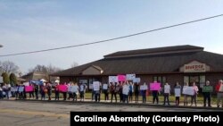 Activistas antiaborto protestan afuera de una clínica de Planned Parenthood, pidiendo se eliminen los fondos federales para la organización en Evansville, Indiana. Foto de archivo.