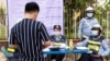 រូបឯកសារ៖ សកម្មភាព​ផាក​ពិន័យ​បទ​ល្មើស​ចរាចរ​របស់​ប៉ូលិស​ នៅ​ព្រឹក​ថ្ងៃទី​០១ ខែឧសភា ឆ្នាំ២០២០​ ​បន្ទាប់ពី​មាន​ការរឹតបន្តឹង​និង​តម្លៃ​ផាកពិន័យ​បាន​កើនឡើង​ តាម​ផ្លូវក្នុង​រាជធានី​ភ្នំពេញ​ប្រទេស​កម្ពុជា។ (ទុំ ម្លិះ/VOA)