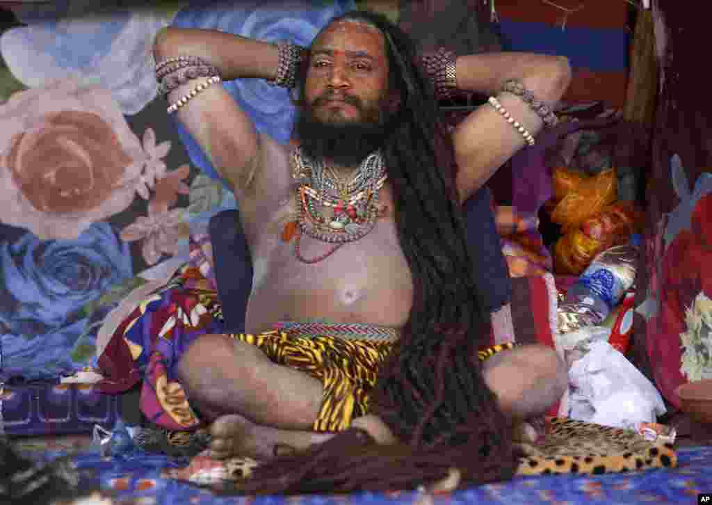 Naga sadhu, atau orang suci Hindu tanpa busana, beristirahat di dalam tendanya saat berlangsungnya festival Kumbh selama sebulan di Ujjain, Madhya Pradesh.