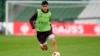 Piero Hincapié, del Leverkusen, controla el balón durante una sesión de entrenamiento un día antes de la final de la Europa League entre el Atalanta y el Bayer Leverkusen en el estadio Aviva en Dublín, Irlanda, el martes 21 de mayo de 2024.
