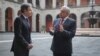 Presiden Meksiko Andres Manuel Lopez Obrador berbicara dengan Menteri Luar Negeri AS Anthony Blinken setelah kedatangannya di Istana Nasional untuk menghadiri pertemuan dengan Meksiko dan delegasi AS, di Mexico City, Meksiko 8 Oktober 2021. (Foto: via Reuters)
