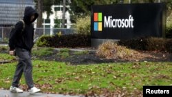 Una persona pasa junto a la señalización de Microsoft en la sede de Redmond, Washington, EEUU, 18 de enero de 2023.