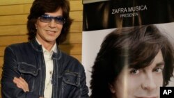 En esta foto del 4 de noviembre del 2009, el cantante español Camilo Sesto posa junto a un afiche con su imagen durante una conferencia de prensa en la Ciudad de México.