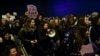 ARCHIVO - Personas participan de un acto por el Día Internacional de la Mujer en Pamplona, España, el 8 de marzo de 2022