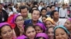 រូបឯកសារ៖ លោក​នាយករដ្ឋមន្រ្តី​ហ៊ុន សែន ចុះ​ជួប​កម្មកររោងចក្រ កាល​ពី​ថ្ងៃ​ពុធ ទី៣០ ខែ​កក្កដា ឆ្នាំ​២០១៧។ (រូបថត​ពី​ទំព័រ​ហ្វេសប៊ុក​លោក ហ៊ុន សែន)