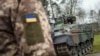 Un soldado ucraniano frente a un vehículo de combate de infantería Marder en el área de entrenamiento de la Bundeswehr de las fuerzas alemanas en Munster, Alemania, el 20 de febrero de 2023.