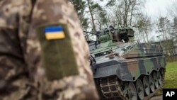 Un soldado ucraniano frente a un vehículo de combate de infantería Marder en el área de entrenamiento de la Bundeswehr de las fuerzas alemanas en Munster, Alemania, el 20 de febrero de 2023.
