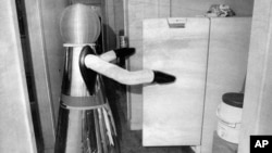 En la foto un robot de Quasar Industries, de Rutherford, New Jersey, llamado androide doméstico. De 1977, el asistente robótico podía servir la cena, aspirar la alfombra y vigilar a los niños. Ahora Amazon estaría preparándose a lanzar su propio robot doméstico.