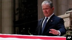El expresidente George W. Bush, hijo del fallecido George H.W. Bush no pudo contener las lágrimas durante su discurso en el que recordó a su madre y su hermana de tres años, ambas fallecidas. 