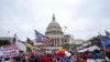ARCHIVO - En esta fotografía de archivo del 6 de enero de 2021, insurrectos leales al presidente Donald Trump participan en disturbios afuera del Capitolio, en Washington.