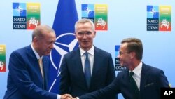 Presidenti turk Recep Tayyip Erdogan duke shtrënguar duart me kryeminstrin suedez Ulf Kristersson, në prani të Sekretarit të Përgjithshëm të NATO-s, Jens Stoltenberg, në takimin e nivelit të lartë të NATO-s, në Vilnius të Lituanisë, 10 korrik, 2023,
