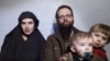 Esta imagen tomada de un video divulgado por el Talibán muestra a la Caitlan Coleman, su esposo y dos de sus hijos el 19 de diciembre de 2016.
