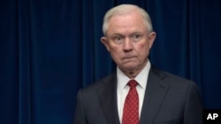 El secretario de Justicia de EE.UU., Jeff Sessions, recibió el respaldo de legisladores republicanos ante las críticas del presidente Donald Trump por haberse recusado de la investigación sobre Rusia.