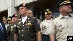 El ministro de Defensa de Venezuela, Vladimir Padrino López, dijo que quien cometa "atrocidades" tiene que "asumir su responsabilidad".