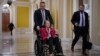 La senadora Dianne Feinstein, demócrata por California, abandona la cámara tras una agitada serie de votaciones de enmiendas y la aprobación final del gran paquete de recortes presupuestarios y techo de deuda, en el Capitolio en Washington, el 1 de junio de 2023.