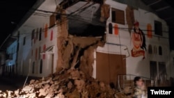 Foto de Bomberos del Perú, muestra los daños causados por el terremoto en una casona antigua de Yurimagua, Alto Amazonas. Domingo 26 de mayo de 2019.