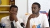 ከመስመጥ ከተርፉት ውስጥ ከግራ ወደ ቀኝ እስማኤል ሞውሊድ ከሶማሊያ ከቀኝ ወደ ግራ ሙሐዝ መሐመድ ከኢትዮጵያ በአቴንስ ግሪክ ጋዜጣዊ መግለጫ ሲሰጡ