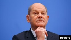 Novoizabrani nemački savezni kancelar Olaf Šolc na konferenciji za štampu nakon ceremonije potpisivanja sporazuma o formiranju koalicione vlade u Berlinu, Nemačka, 7. decembra 2021.