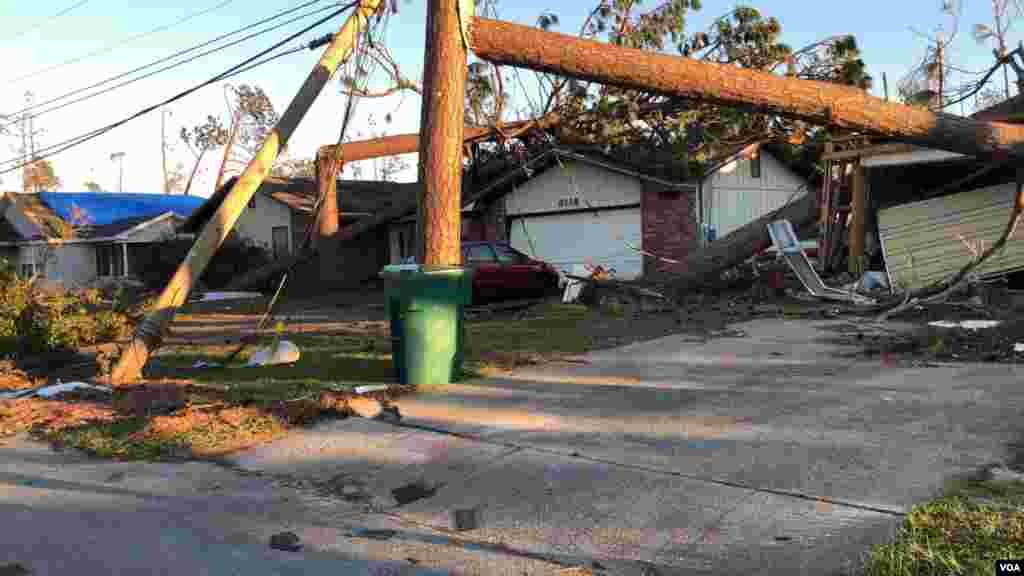 Postes de luz derribados en una calle de Mexico Beach, la comunidad costera del Panhandle de Florida, más afectada por el huracán Michael. Cuatro días después de la tormenta, no hay agua, servicios de luz o comunicaciones y rescatistas realizan una segunda revisión casa por casa en busca de los residentes.&nbsp;Sábado 13 de octubre de 2018. Foto, Jorge Agobián.​