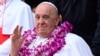 Paus Fransiskus mengenakan rangkaian bunga saat tiba di pertemuan antaragama dengan kaum muda di Catholic Junior College di Singapura pada 13 September 2024. (Foto: AFP)