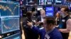 FILE - Suasana perdagangan saham di lantai Bursa Efek New York, Rabu, 18 September 2024. (Richard Drew/AP)