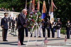 El presidente de los Estados Unidos, Joe Biden, participa en la colocación de ofrendas florales durante la celebración del Día Nacional de los Caídos, en el Cementerio Nacional de Arlington, en Arlington, Virginia, el 31 de mayo de 2021.