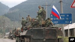 Колонна российской бронетехники в Цхинвали. 8 августa 2008 г. 