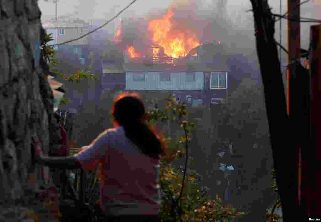 Las llamas comenzaron el martes como incendios forestales, pero se propagaron a poblaciones humildes en los cerros de Rocuant y San Roque.