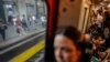 Varias personas viajan en el metro en Caracas, Venezuela, el jueves 6 de julio de 2023. (Foto AP/Matias Delacroix)