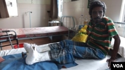 FILE - A leprosy patient, who has undergone corrective surgery of his claw toes, is recuperating at the Leprosy Mission Trust India hospital, Kolkata, Sept. 20 2016. (M. Hussain/VOA)