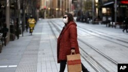 Žena prelazi ulicu koja je inače prometna, Sidnej, Australija, 7. juli 2021.