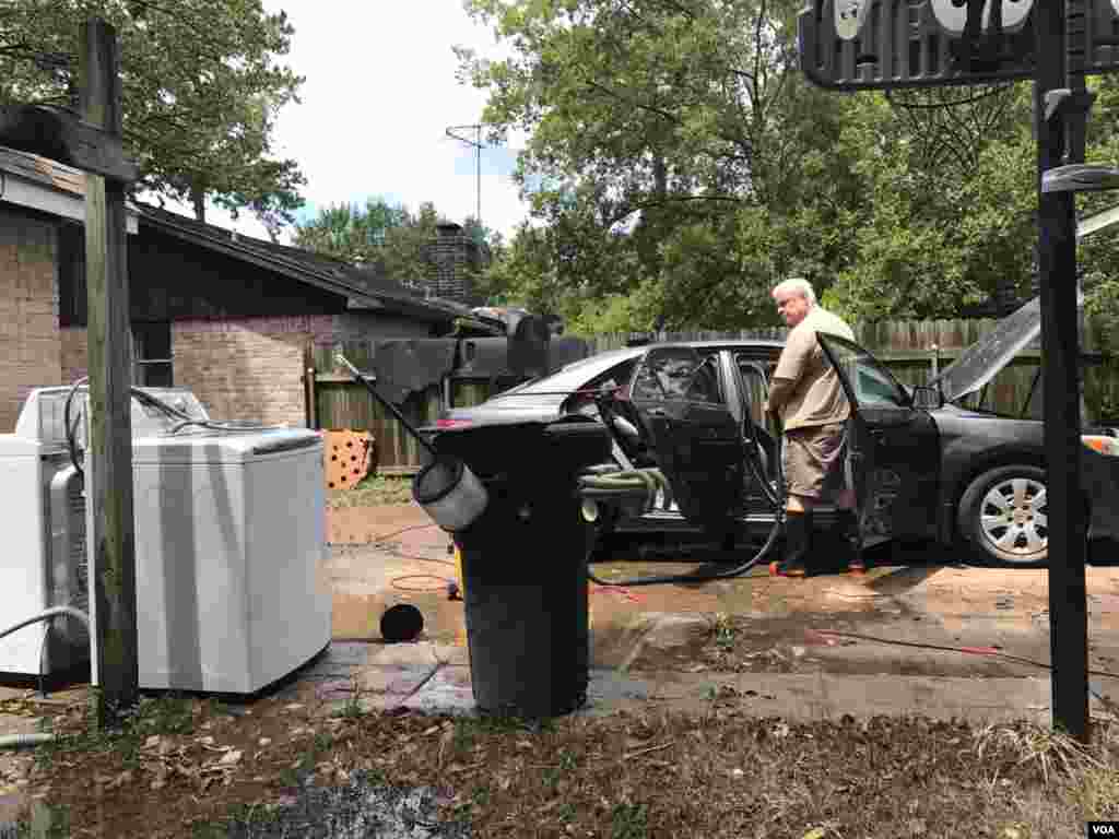 El largo proceso de limpieza y recuperación ha comenzado en áreas de Houston, Texas, donde las aguas de las inundaciones causadas por la tormenta tropical Harvey han bajado.&nbsp;