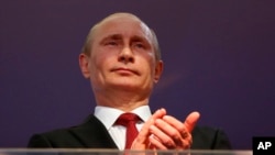 El presidente ruso viaja además a Brasil para observar el final de la copa mundial de futbol.