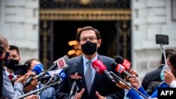 El expresidente peruano Martín Vizcarra habla con la prensa luego de reunirse con una comisión del Congreso para responder a denuncias de soborno, en Lima, el 1 de diciembre de 2020.