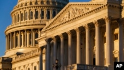 El lado del Senado del Capitolio es visto cuando los líderes demócratas en el Congreso intentan promover el plan del presidente Joe Bden, de 3,5 billones de dólares, y aprobar una legislación para evitar un cierre federal, el 27 de septiembre de 2021.