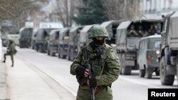 Un convoy de vehículos militares rusos atraviesa la frontera con Ucrania en la población de Balaclava, en Crimea, Ucrania.